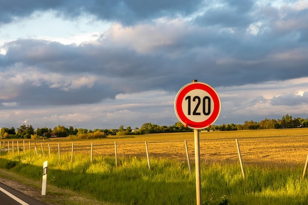 Wie schnell darf ich in Frankreich fahren? Die wichtigsten Tempolimits für Autofahrer in Frankreich