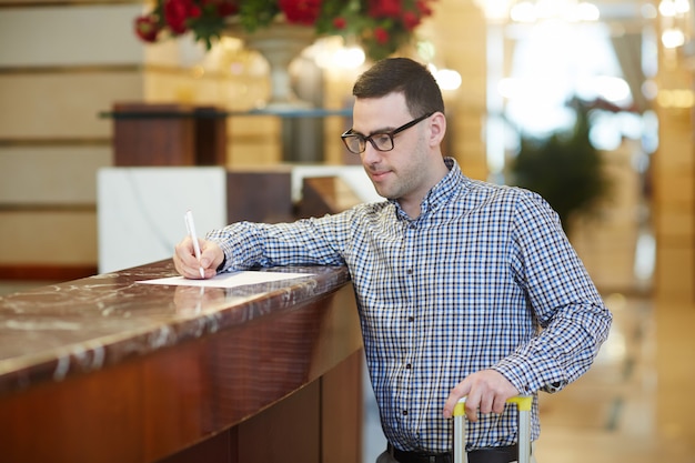 Ab Wie Viel Jahren Darf Man Ein Hotel Buchen? Mindestalter und wichtige Regeln bei Hotelbuchungen